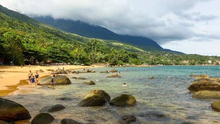 La playa escondida de Brasil que tiene piscinas naturales de aguas turquesas