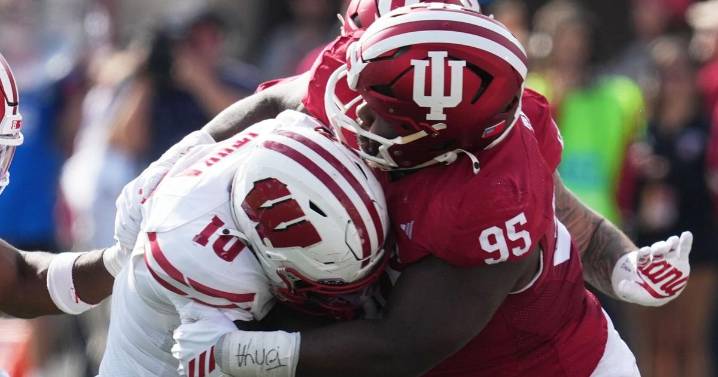 Wisconsin RB Gideon Ituka leaves game on backboard after taking 2 big hits against No. 2 Indiana