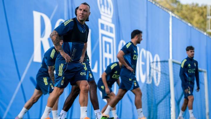 Santi Cazorla, en la recta final: primer entrenamiento del capitán del Oviedo a las órdenes de Carrión