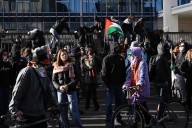 Un centenar de manifestantes asaltan la redacción del diario italiano 'La Stampa'