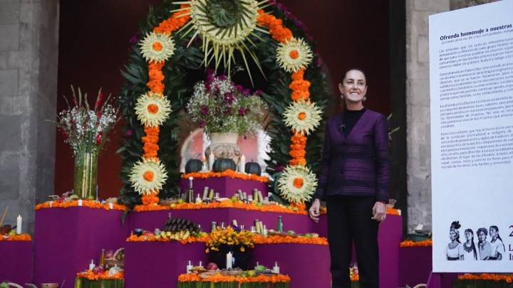 Sheinbaum celebra Día de Muertos con ofrenda en Palacio Nacional a “nuestras ancestras”