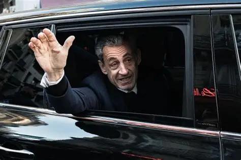 Francia saca de prisión a Nicolas Sarkozy