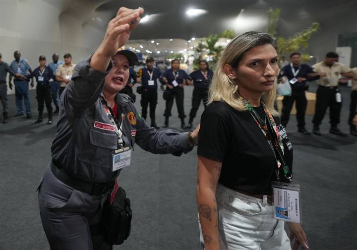 Fire disrupts U.N. climate talks just as negotiators reach critical final days