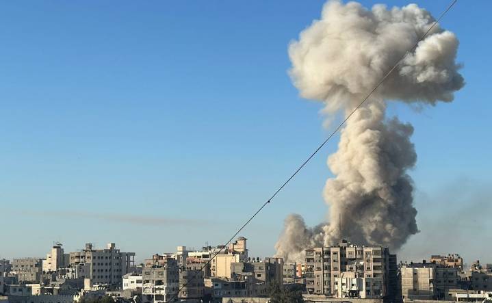 Israel bombardea Gaza y dice que los últimos cuerpos recibidos no son de rehenes