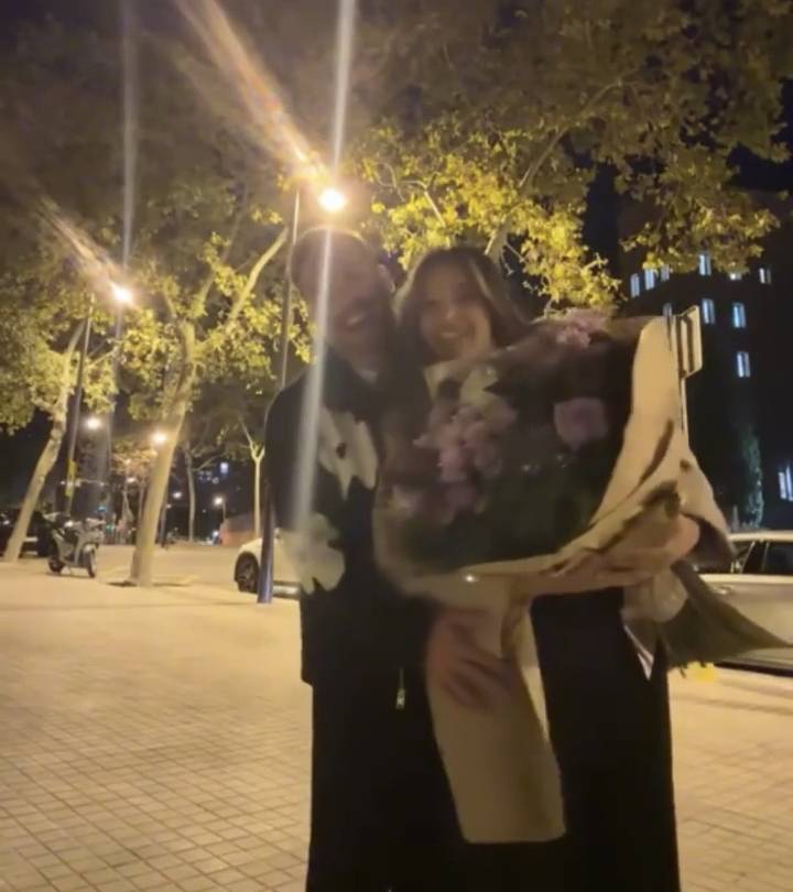 Una pareja filmaba su paseo romántico cuando detrás pasó caminando Messi