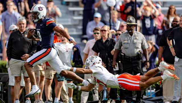 Knight totals 401 yards, six TDs as Auburn rolls past Mercer 62
