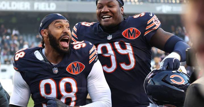 Photos: Bears run winning streak to four games with 31-28 win over Steelers – Shaw Local