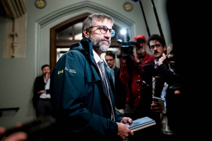 Liberal MP Steven Guilbeault resigns from cabinet after Carney, Smith sign energy deal