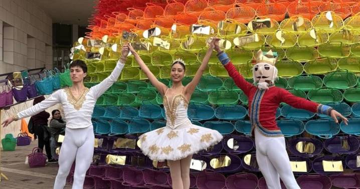 Pino navideño del Museo de Historia Mexicana está inspirado en los sarapes mexicanos