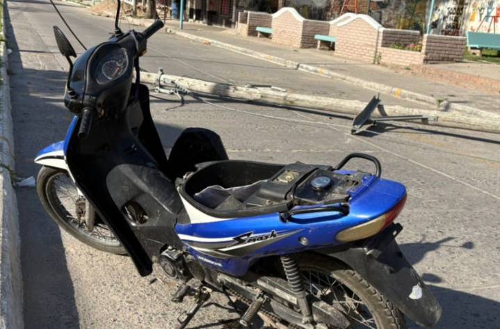 La caída de un añoso poste de madera casi le cuesta la vida a una motociclista en Simoca