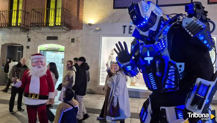 Salamanca se viste de Navidad: flamenco en el balcón y un Papa Noel muy futurista