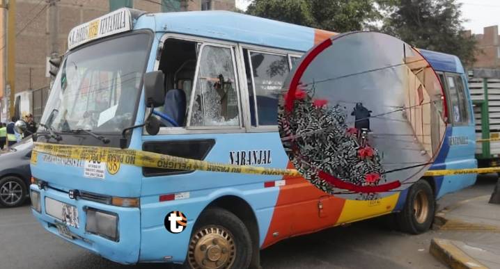 ¡Terror en la ruta! Cúster es atacada a balazos en plena Canta Callao y chofer se salva al tirarse al piso Una motocicleta abrió fuego contra la ventana del conductor y dejó perforada la unidad, en un