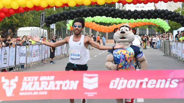 Eduardo González y Laura Galván conquistan los 21K del Maratón Mazatlán 2025