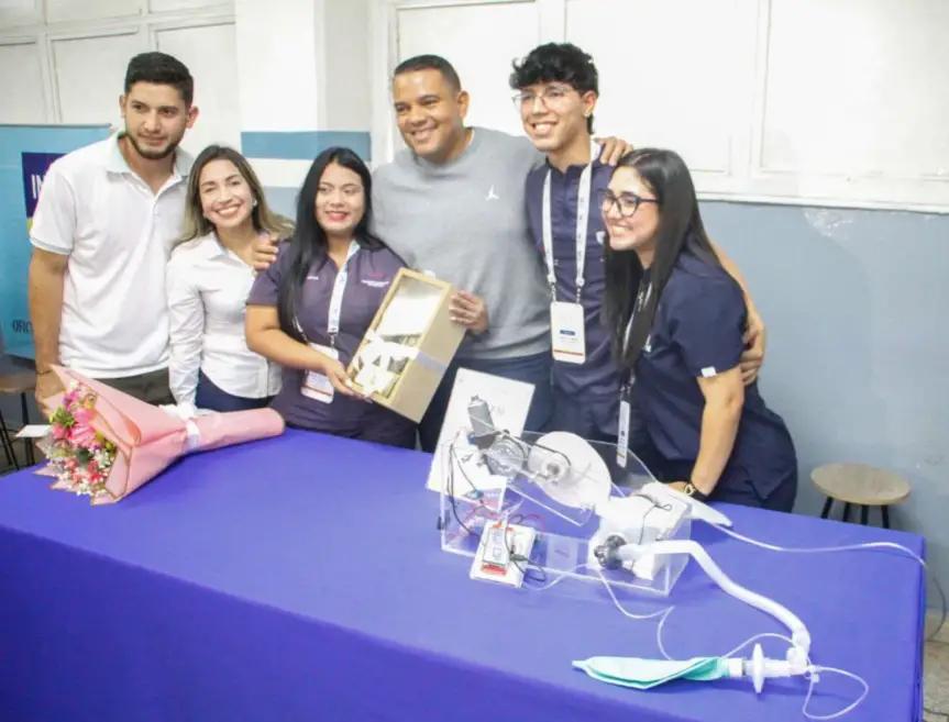 Estudiantes universitarios de Falcón celebran su día con feria tecnológica y jornada integral
