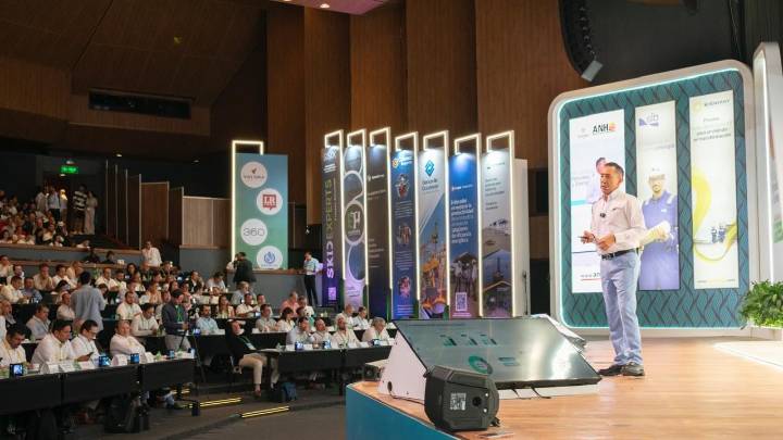 Candidatos presidenciales compartieron sus propuestas y analizaron las recientes encuestas en la Cumbre del Petróleo, Gas y Energía