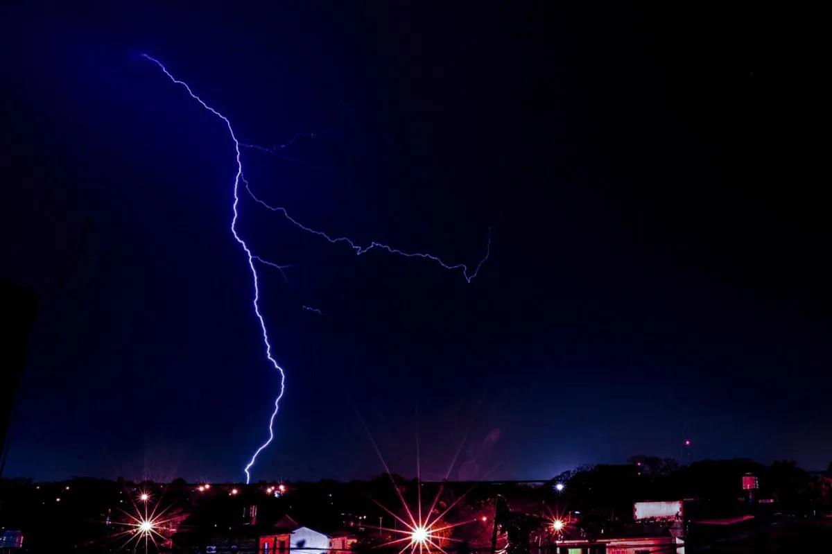 Un rayo impactó en un avión que llegaba a Posadas, pero aterrizó sin problemas