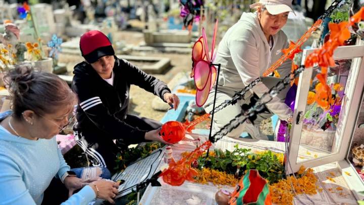 Madres llevan “calaverita” y regalos a sus bebés al Panteón San Isidro, Azcapotzalco