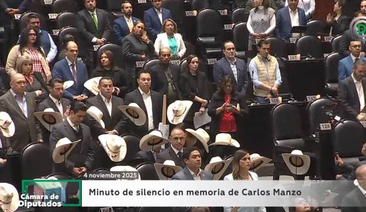 Con sombreros manchados de ‘sangre’, diputados del PRI protestan por asesinato de Carlos Manzo