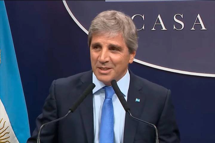 Caputo defendió el tipo de cambio y aseguró que las exportaciones son récord