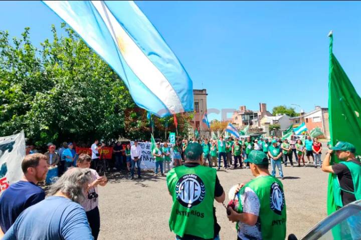 La Multisectorial de Entre Ríos concentró “en defensa de la soberanía y reclamo por salarios dignos”