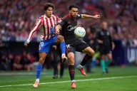 Con polémica incluida por Gabriel Suazo: Sevilla cae goleado ante Atlético de Madrid y sigue sin ganar en La Liga