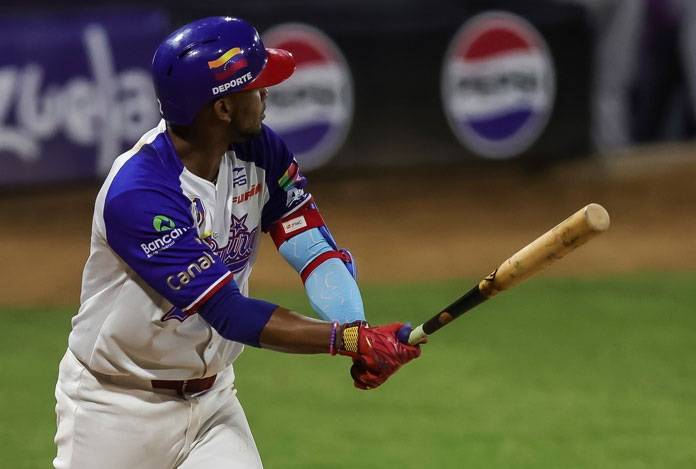 Alcides Escobar la botó en la victoria de Tiburones sobre Magallanes