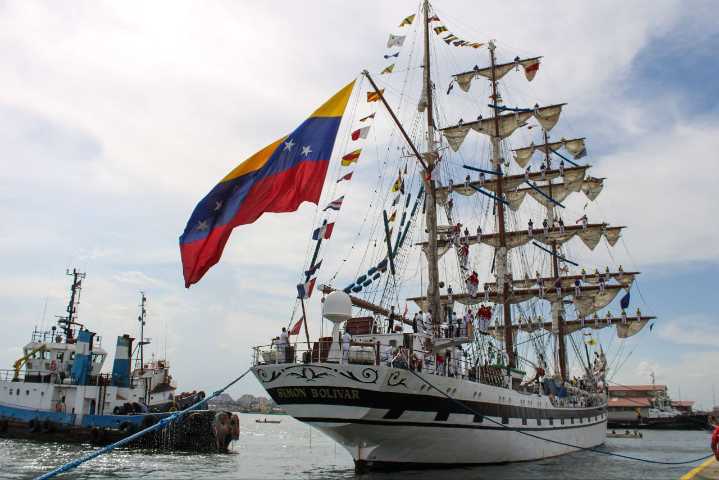¡El majestuoso Buque Escuela “Simón Bolívar” navega de nuevo hacia Maracaibo!