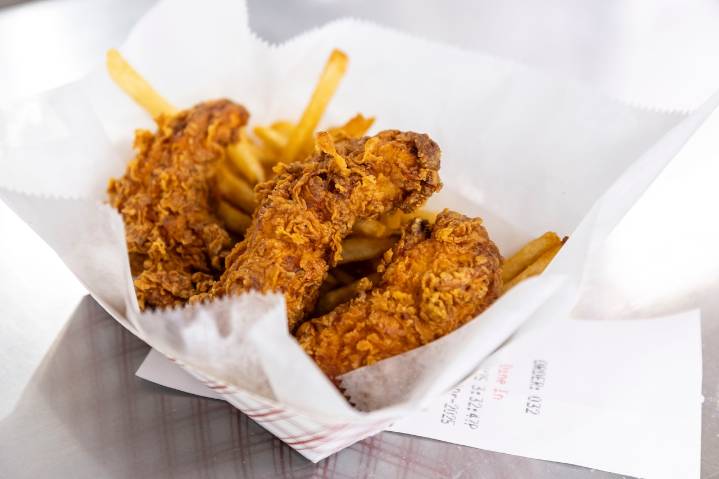 Which Alabama restaurants are offering free meals in SNAP shutdown?