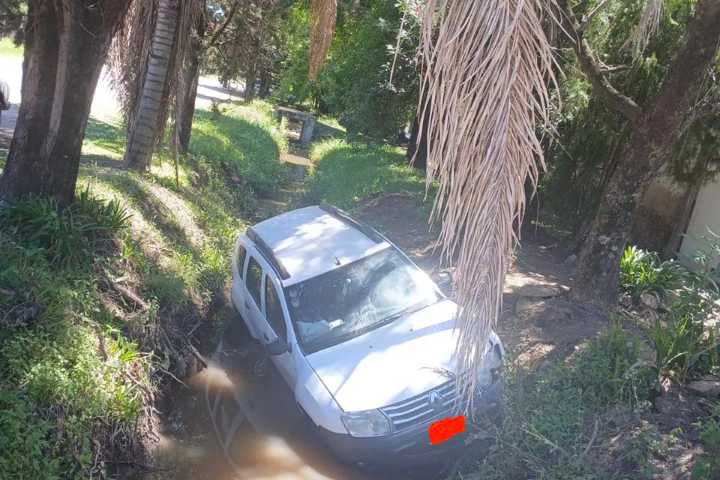 Un vehículo cayó a un desagüe pluvial en Rosario del Tala: el conductor resultó ileso