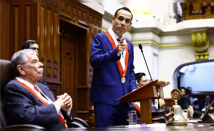 Gobierno insiste en ley que crea el delito de información reservada