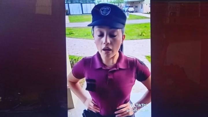 Pasan a disponibilidad a mujer policía tiktotera por conducta "indecorosa"