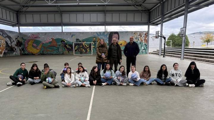 Balones para detener la violencia contra la mujer: así es la campaña de Siero para celebrar el 25N con los colegios del concejo