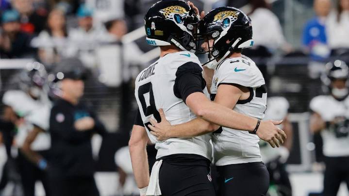 Trevor Lawrence scores in OT and Jags' DaVon Hamilton denies Raiders' 2