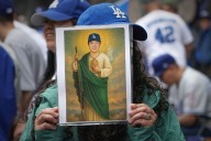 Yoshinobu Yamamoto enloquece a los aficionados de los Dodgers al dirigirse a ellos en ¡español!
