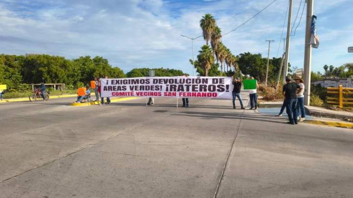 Vecinos de San Fernando y Praderas en Los Mochis exigen detener ‘saqueo’ de áreas verdes; bloquean el bulevar Rosales