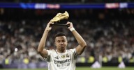 Mbappé ofrece la Bota de Oro a la afición en el Santiago Bernabéu