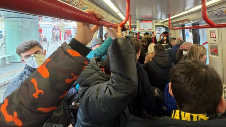 Juego del escondite en el tranvía de Zaragoza camino del fútbol: "Es un cachondeo"