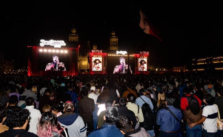 Juan Gabriel llena el Zócalo al ritmo del Noa noa; capitalinos disfrutan proyección con alma de concierto