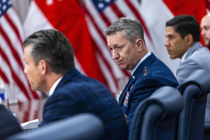 General Dan Caine se reúne con tropas en Puerto Rico en...