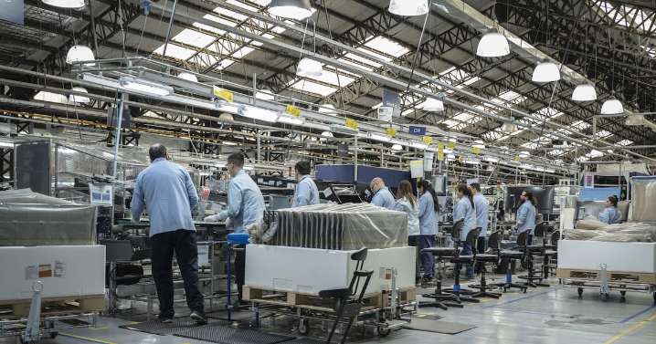 Industria argentina está 10% por debajo de niveles previos a Milei: qué pasó en octubre