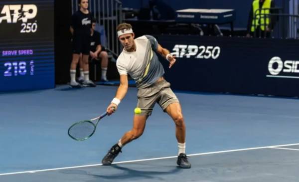 Etcheverry flaqueó en los momentos clave y perdió con Müller en el ATP 250 de Atenas