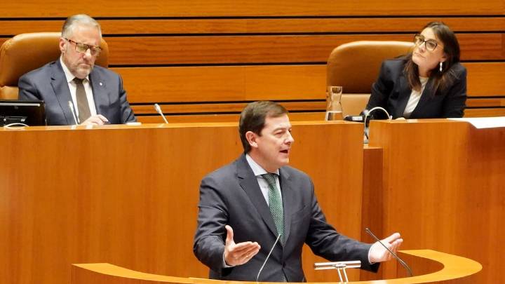 Las Cortes de Castilla y León rechazan el presupuesto para 2026: Mañueco alerta de una "coalición del ruido" de PSOE y Vox