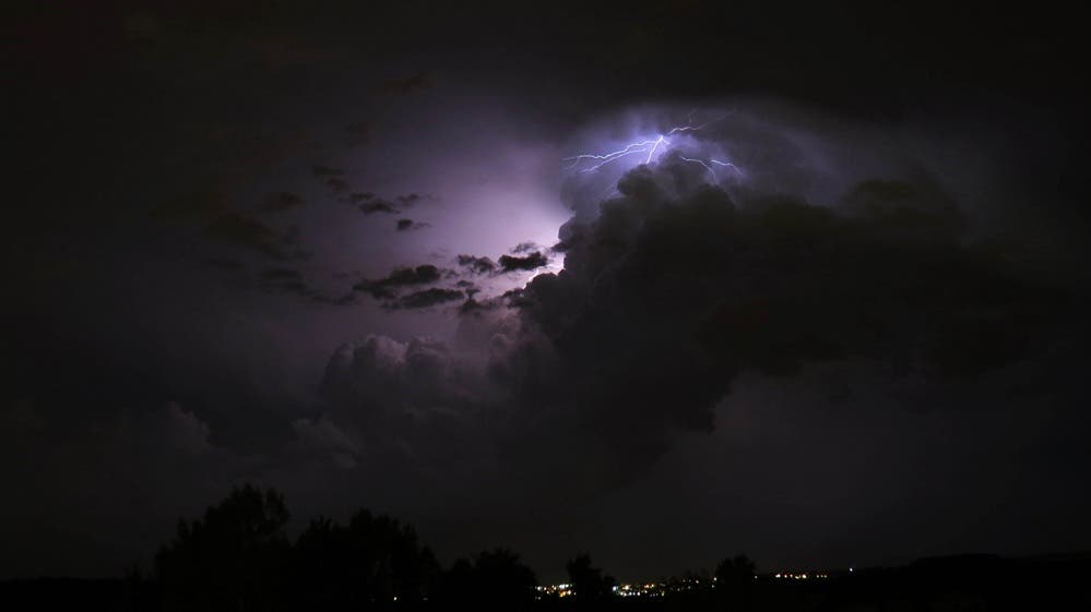Llegó la tormenta y se mantiene el alerta durante el domingo
