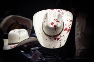 Con sombreros ‘ensangrentados’, honra Cámara de Diputados a Carlos Manzo