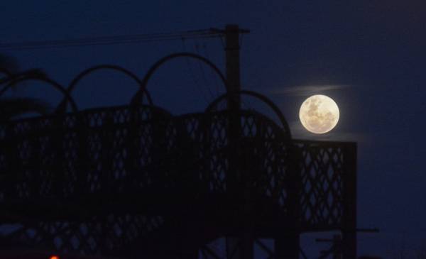 La superluna más grande del año llega esta noche: cuál es la hora ideal para observarla