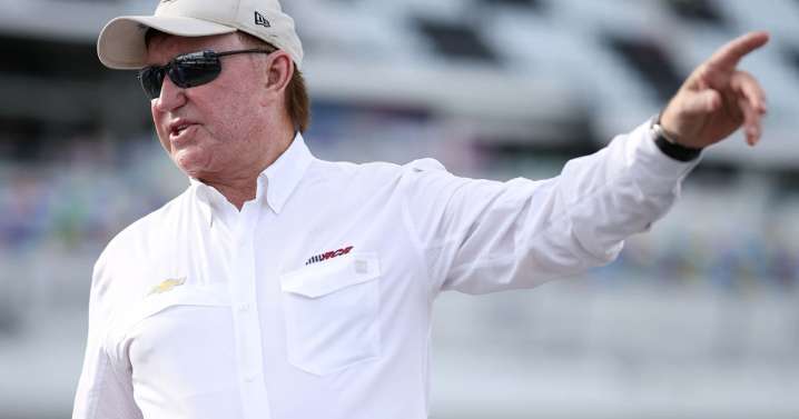 Text messages reveal Phelps’ frustration with Childress