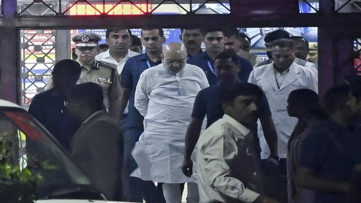 Amit Shah visits Lok Nayak Hospital, meets Delhi blast victims