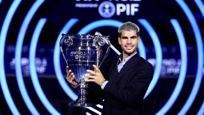 Carlos Alcaraz recibe el trofeo de número 1 del mundo en el ranking ATP 2025