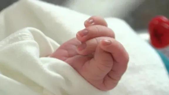 La tasa de natalidad en Argentina cayó casi a la mitad en la última década, según el INDEC