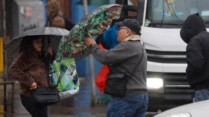 Rachas de hasta 100 km/h: Emiten avisos por viento y precipitaciones "en corto período de tiempo" para tres regiones